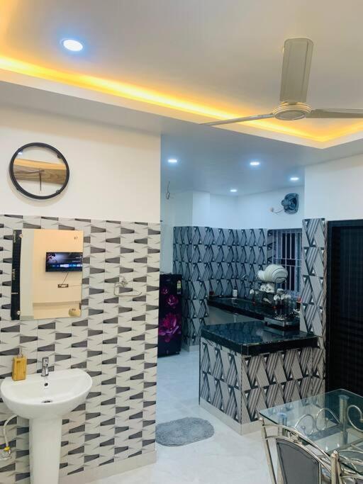 White Orchid, Unique & Stylish, Executive 2Bhk. Apartment Guwahati Luaran gambar