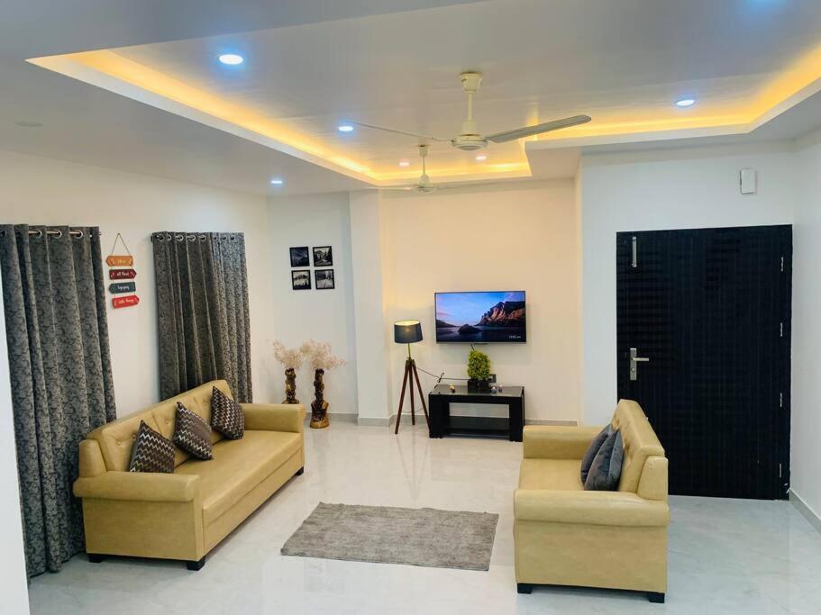 White Orchid, Unique & Stylish, Executive 2Bhk. Apartment Guwahati Luaran gambar
